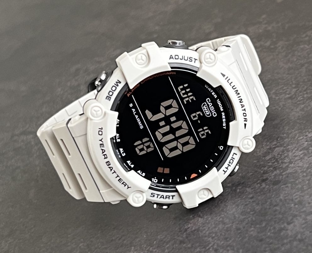 Спортивний годинник Casio AE-1500WH-8B2 новий оригінал з підсвіткою