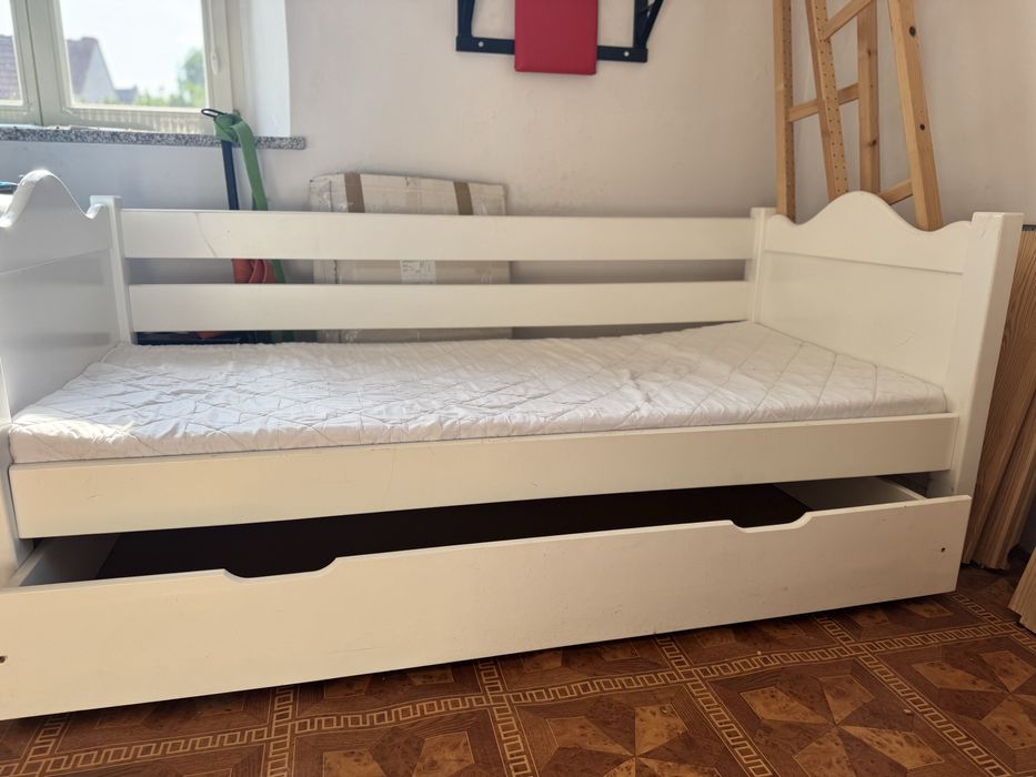 Łóżko w wysuwaną szufladą