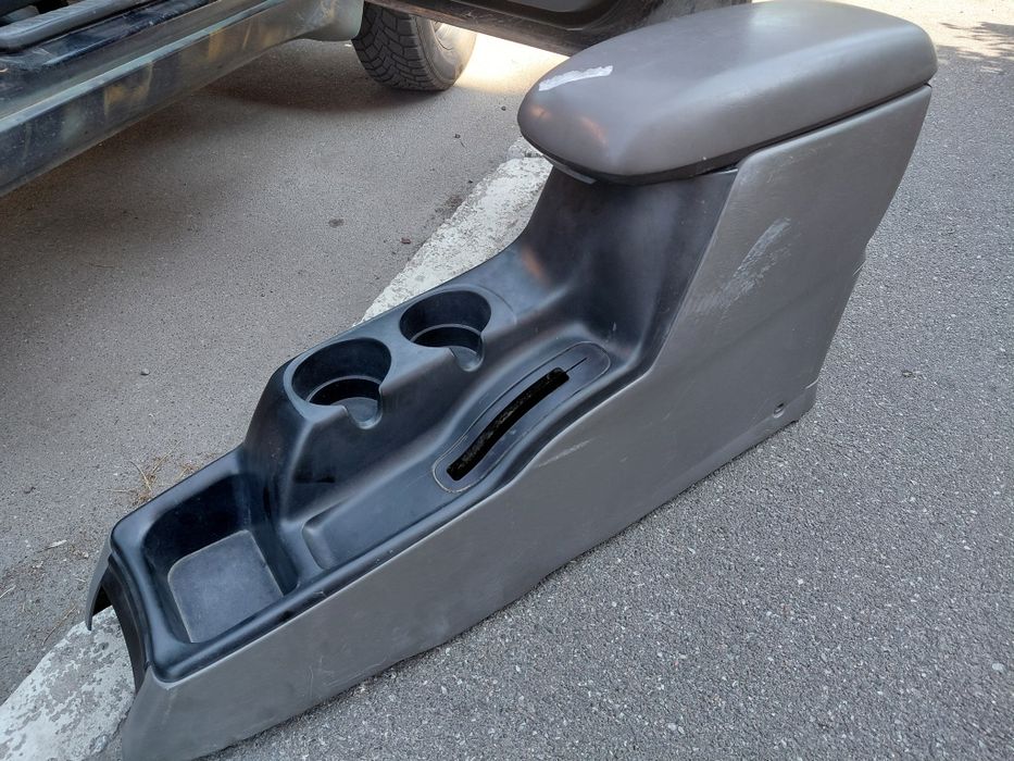 Підлокотник мазда трибют