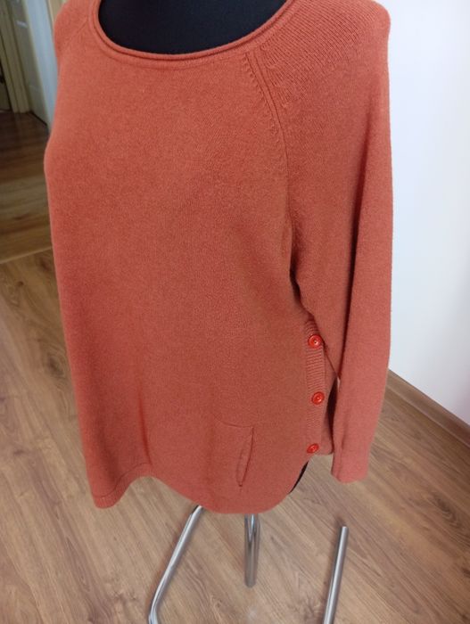 Sweter damski z domieszką wełny i angory.
