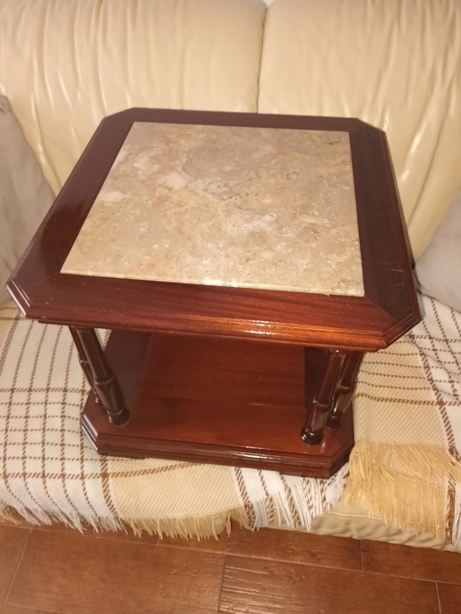 Mesinha de sala em cerejeira