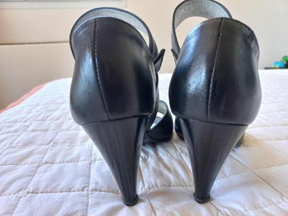 Sandálias pretas confortáveis como Novas