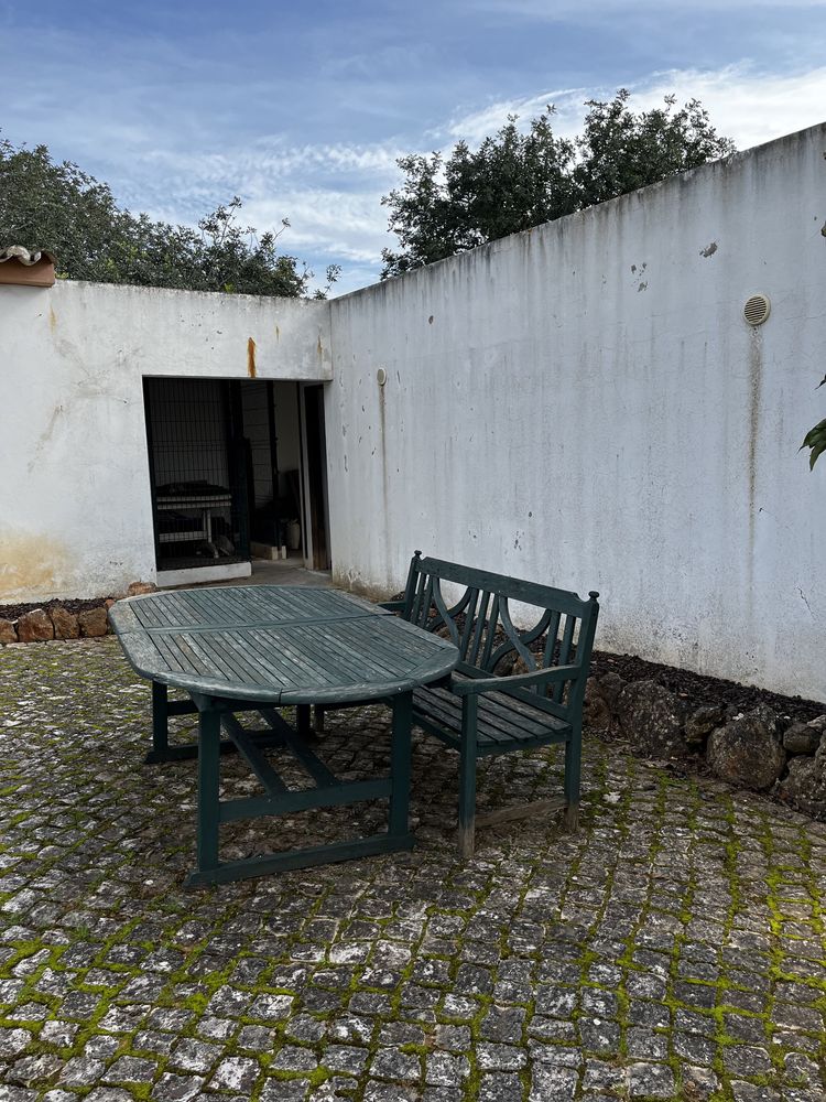 Mesa de jardim e banco em madeira