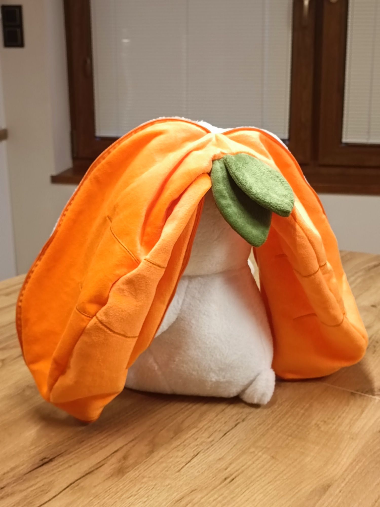 Miękka maskotka królik w marchewce duży 35cm