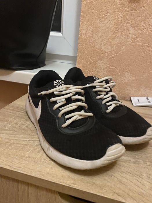 Бігові кросівки найк в хорошому стані є пару нюансів