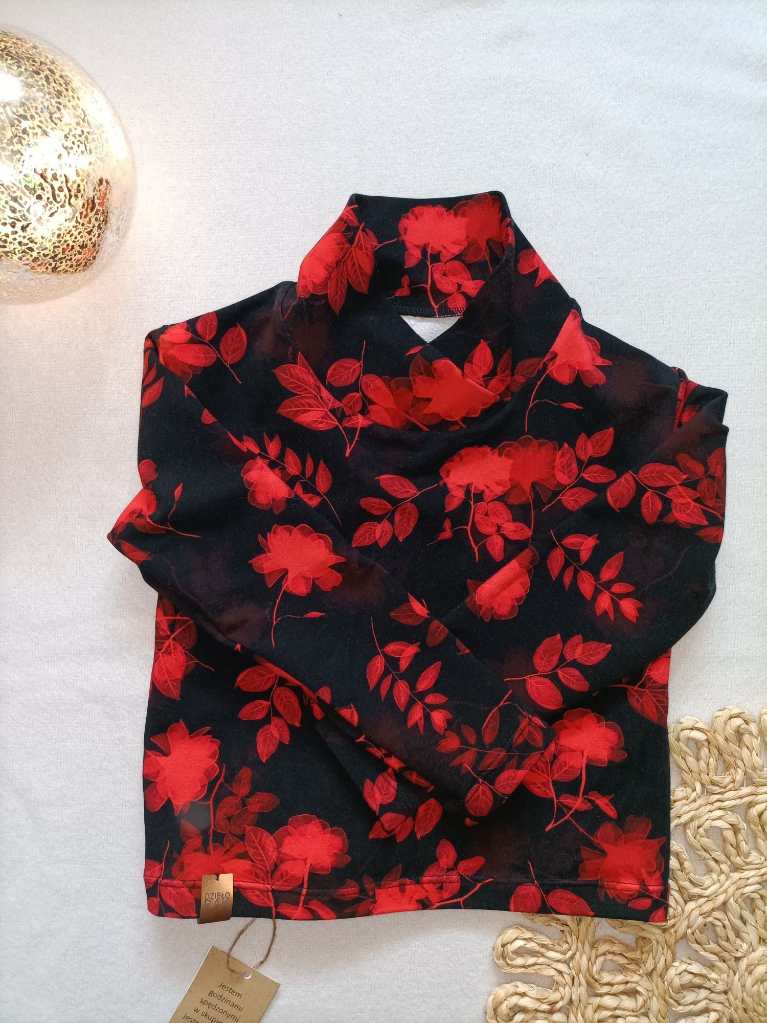 Bluza dziewczęca rozmiar 104 czerwone kwiaty na czarnym