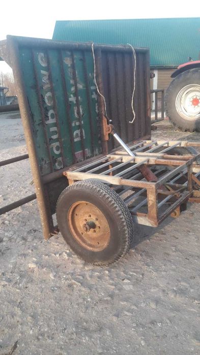 Hydrauliczny poskrom do korekcji racic u bydła