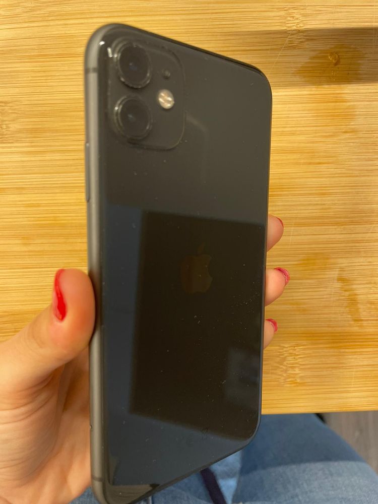 iPhone 11 preto, 128GB, com carregador