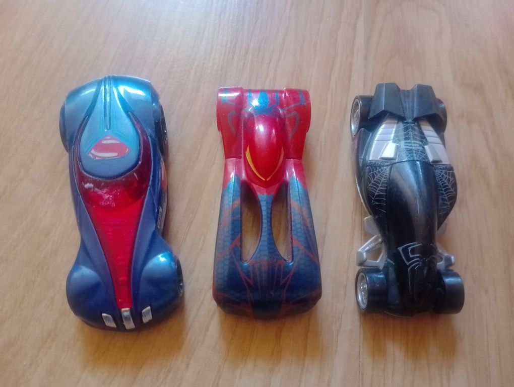 Hotweels autka resoraki Spiderman Superman 3 szt.