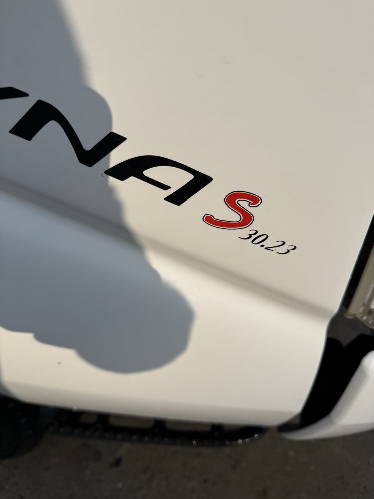 Toyota Dyna S  30/23 com caixa aberta