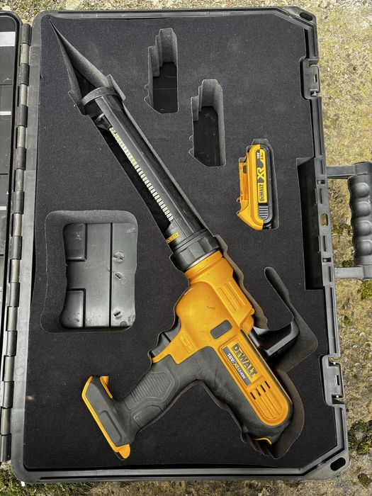 Pistolet uszczelniajacy  Dewalt dce560 jak nowy + akumulator
