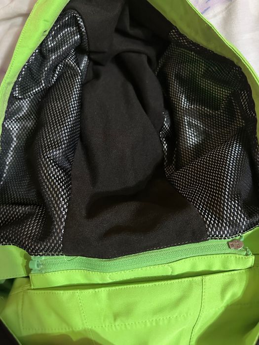 Лижна куртка в ідеальному стані зелена розмір М