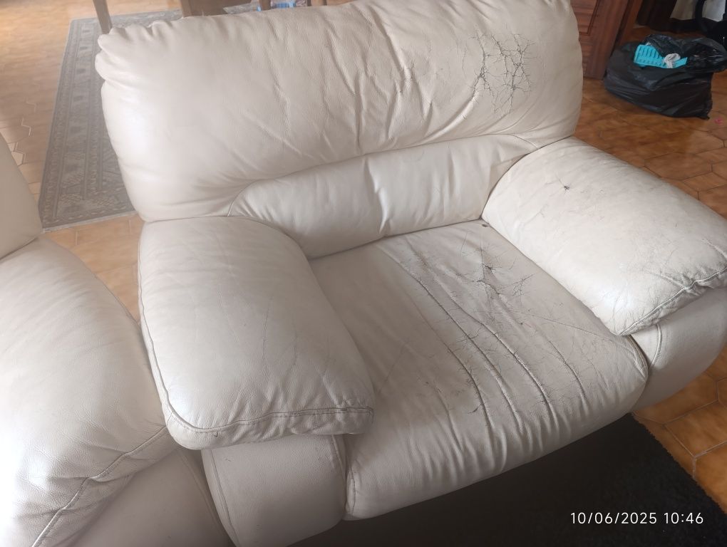 Sofas em pele beje , usado com alguns defeitos