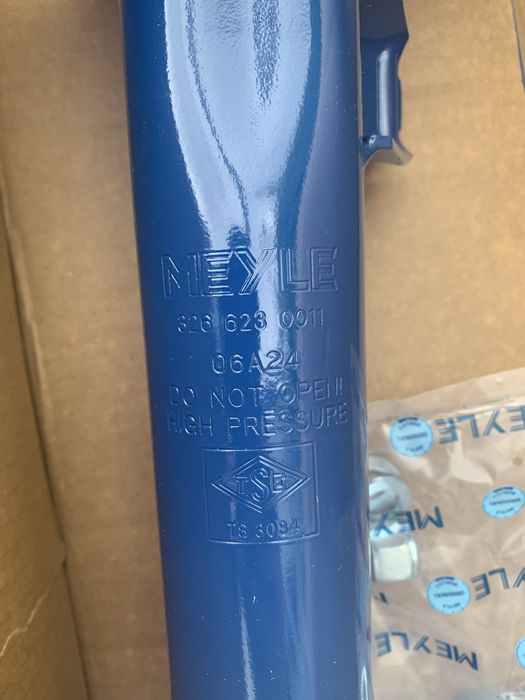 Амортизатор стійка бмв е38