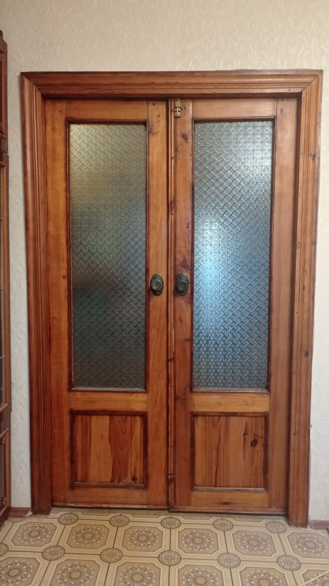 Продам деревянные двери в хорошем состоянии