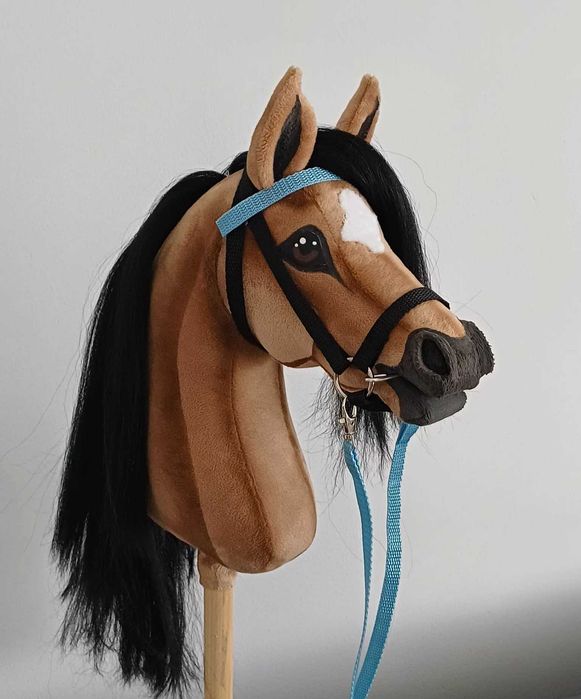 Gniady konik Hobby Horse A4 + ogłowie, wodze