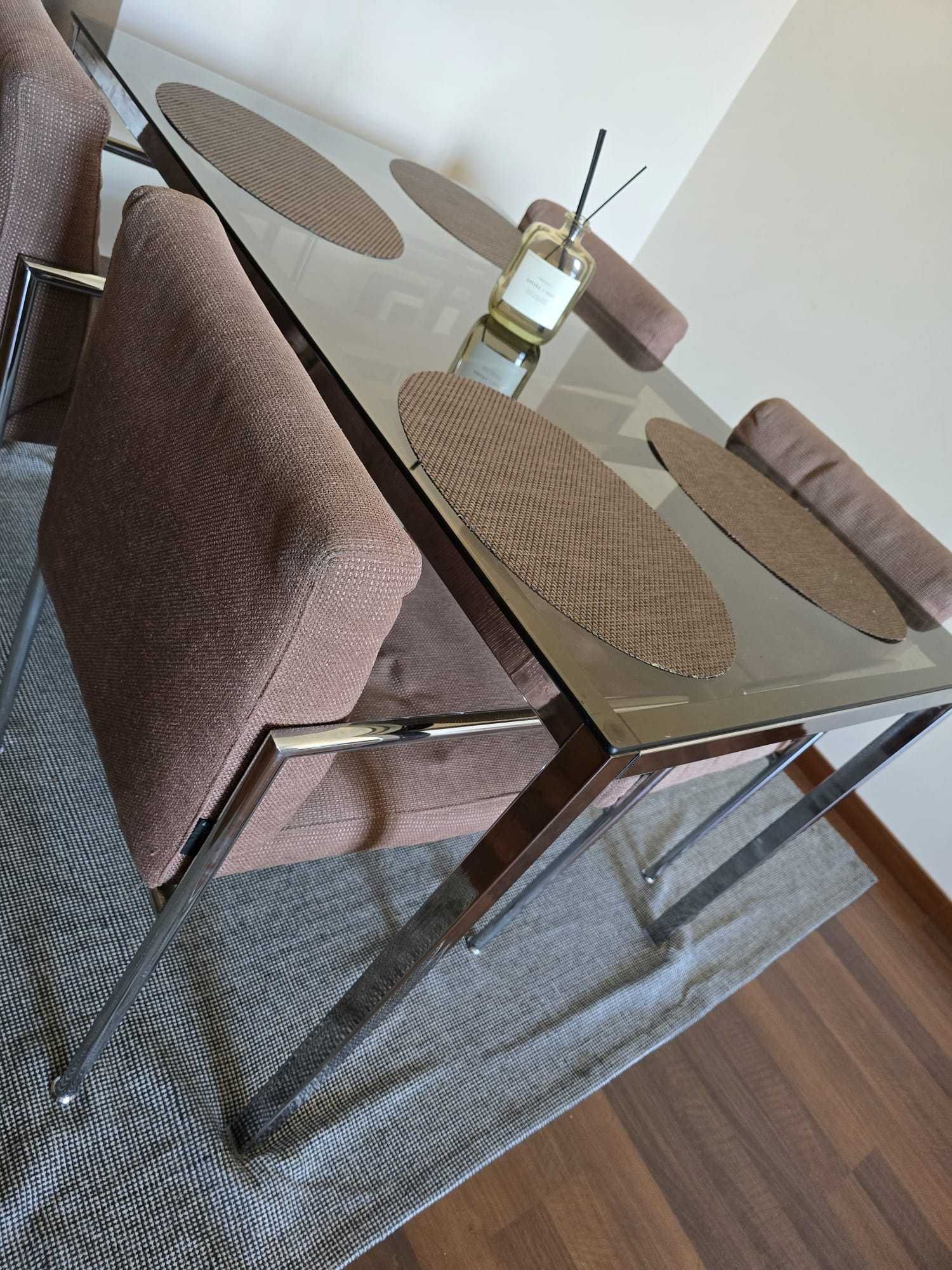 Mesa de vidro com cadeiras