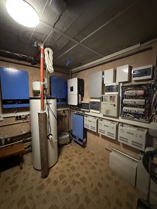 Резервне/безперебійне живлення / інвертори/акумулятори/соняччні панелі