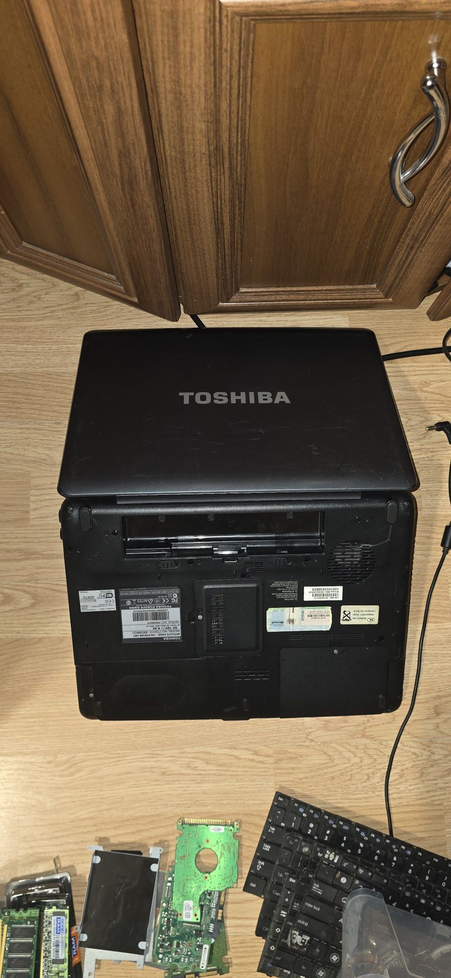 Części do laptopów:obudowy,klawiatury.