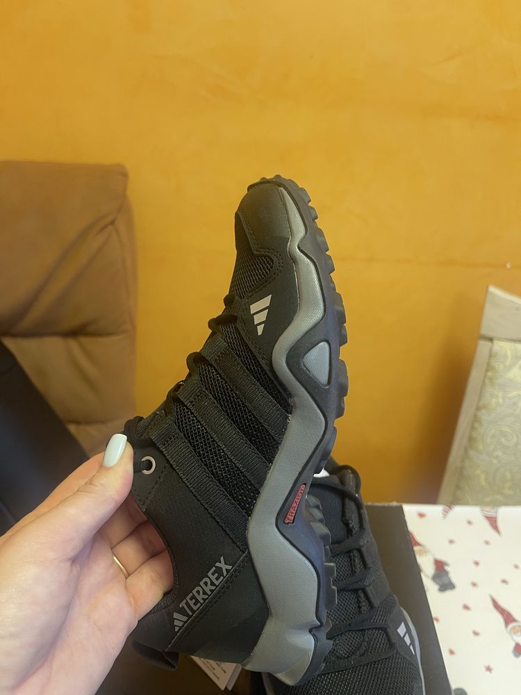 Продам кросівки Adidas нові, оригінальні