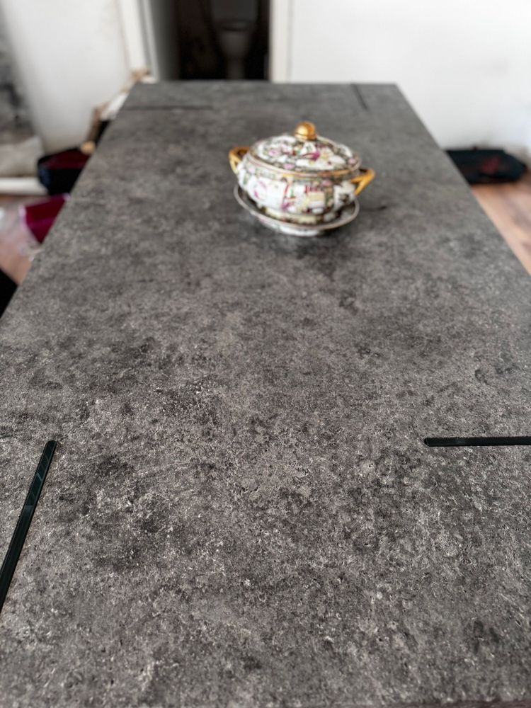 Mesa de sala com pes de vidro