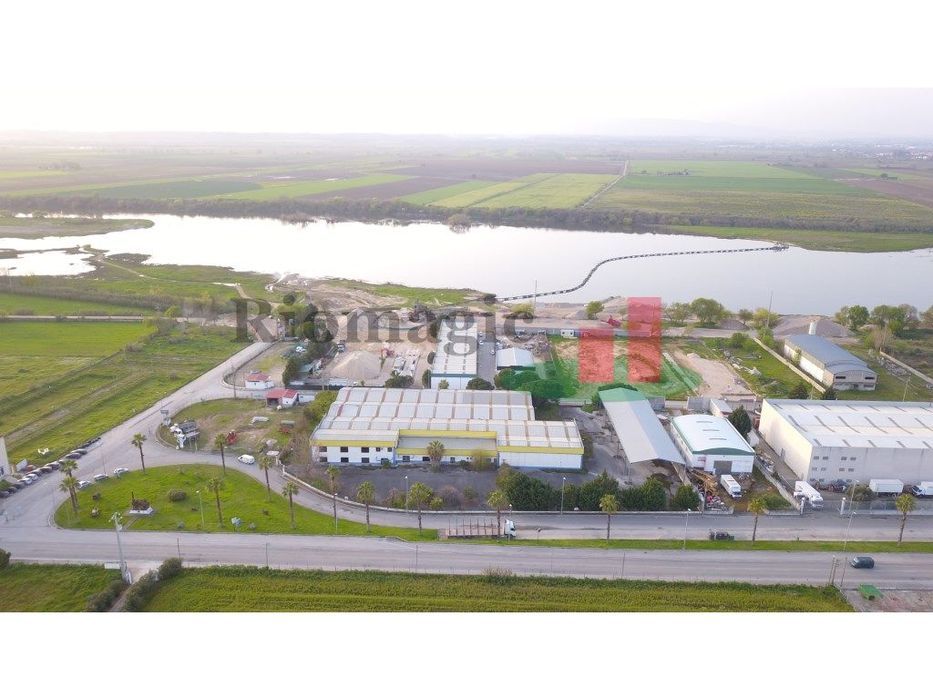 Armazém Industrial e Exposição na Chamusca***RIOMAGIC***