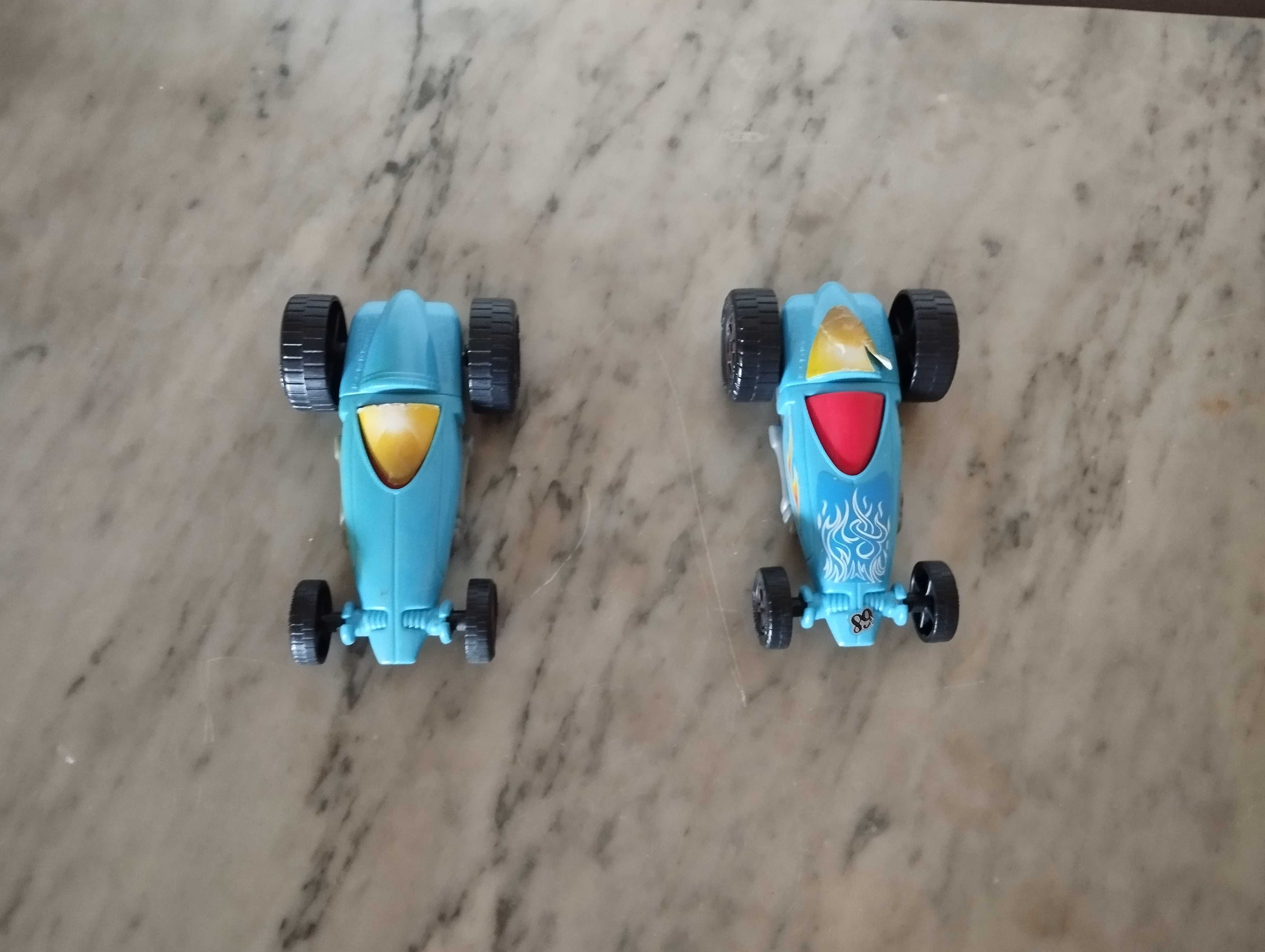 Carros de plástico colecionáveis.