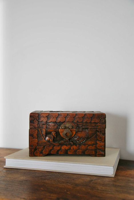 Caixa esculpida à mão em cânfora - vintage
