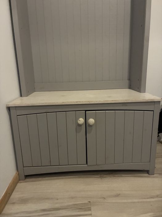 Drewniana szafka do przedpokoju