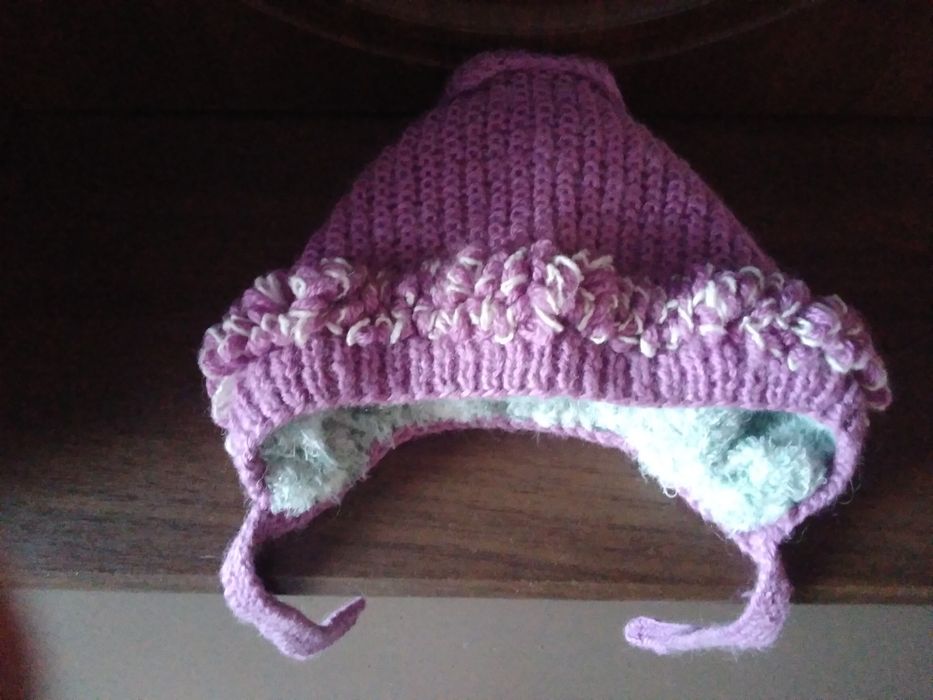 Вязаная детская шапка.