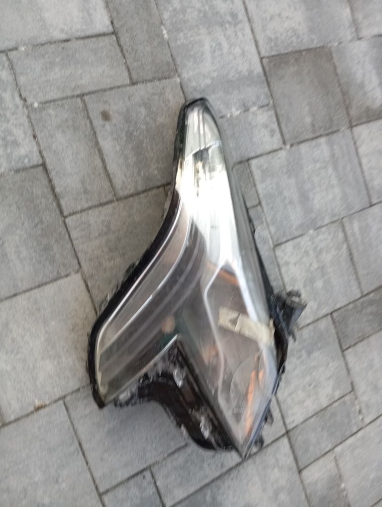 Reflektor lampa przód prawa Cadillac XTS Oryginał