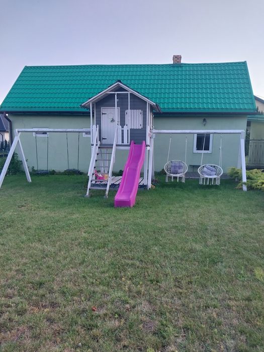 Domek ze  zjeżdżalnią huśtawka  piaskownica plac zabaw