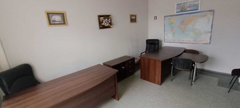 Великий офіс з меблями