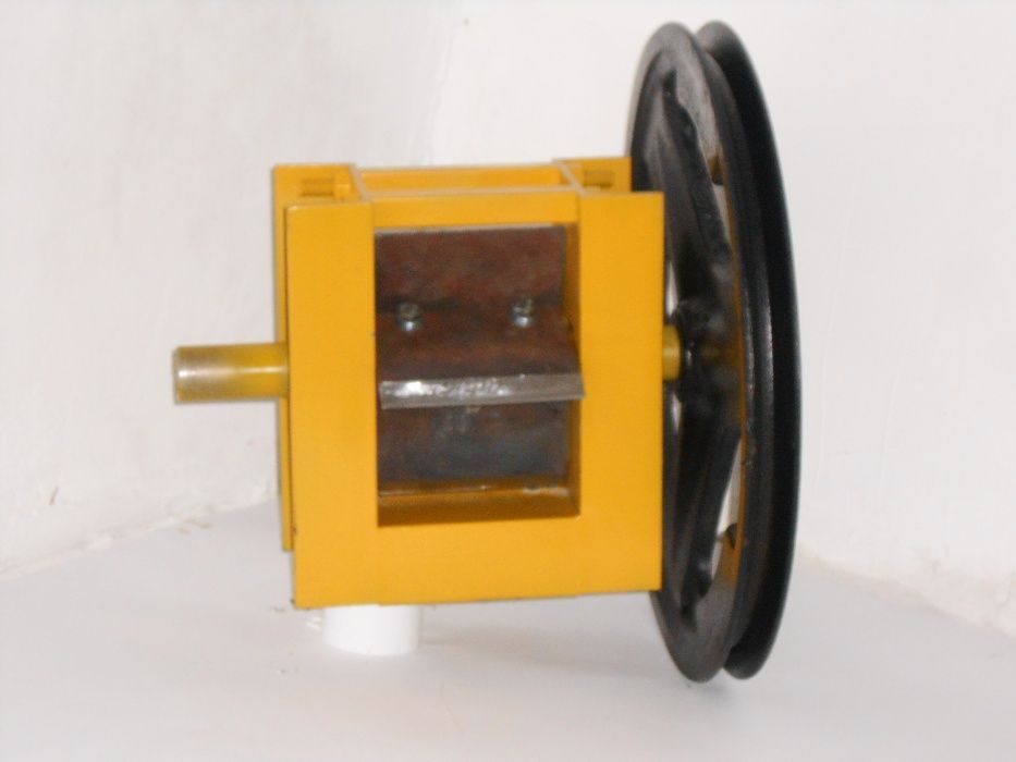 Измельчитель. Измельчитель веток Подрібнювач гілок.