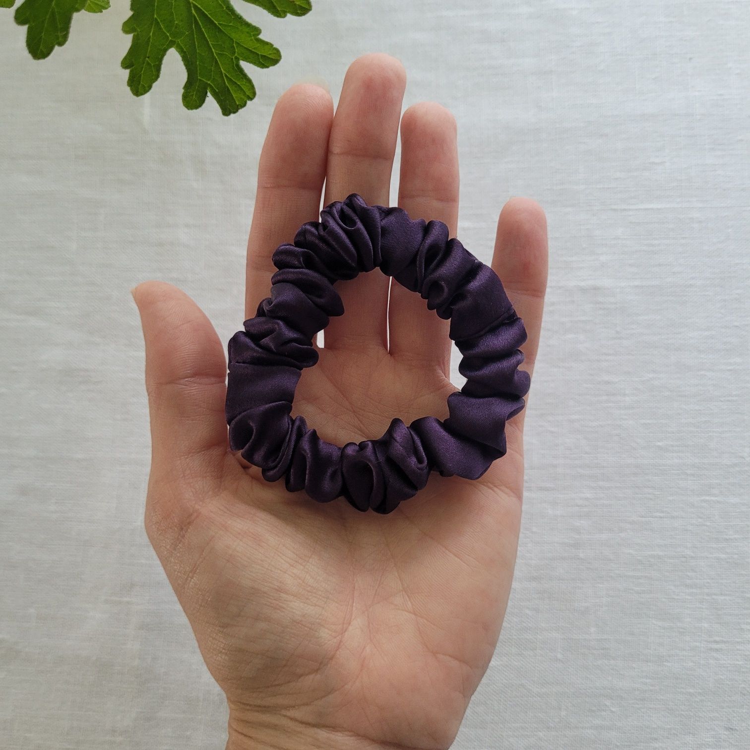 Wąska fioletowa jedwabna gumka do włosów scrunchie/owijka
