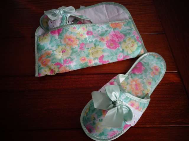 Conjunto de viagem (bolsa cosméticos + bolsa com chinelos)