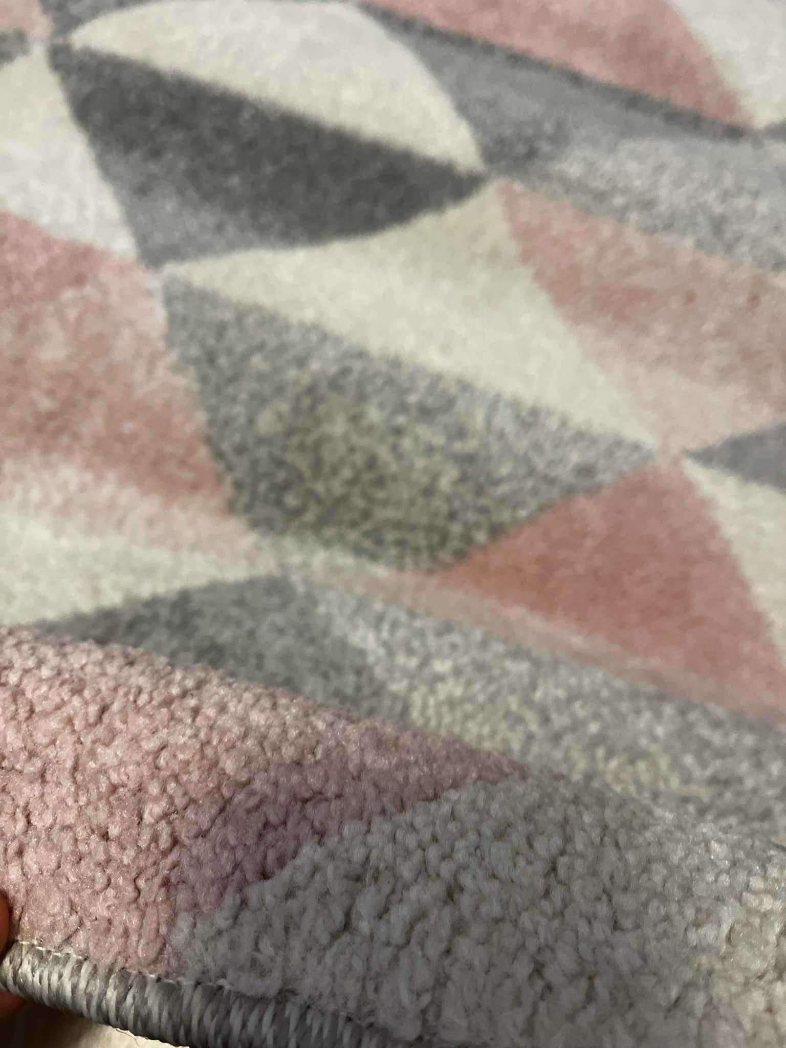Dywan Light Collection Smoothie Pink trójkąty 150x80