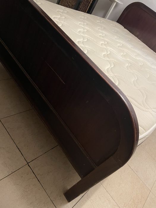 Cama madeira maçica +colchaão muito bom