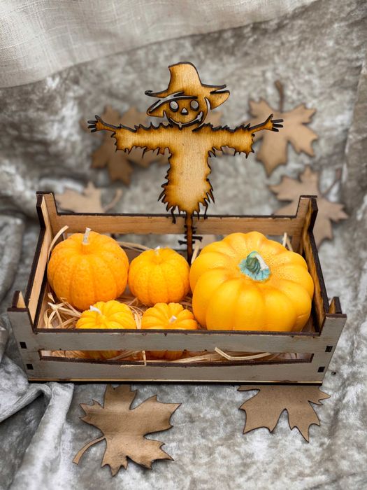 Piękny zestaw świec świeczek dynie w drewnianej skrzynce ze strachem