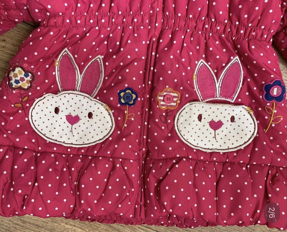 Весняно-осіння куртка із зайчиками на кишенях. На дівчинку 3-4 роки