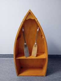 Drewniany regał w kształcie łodzi