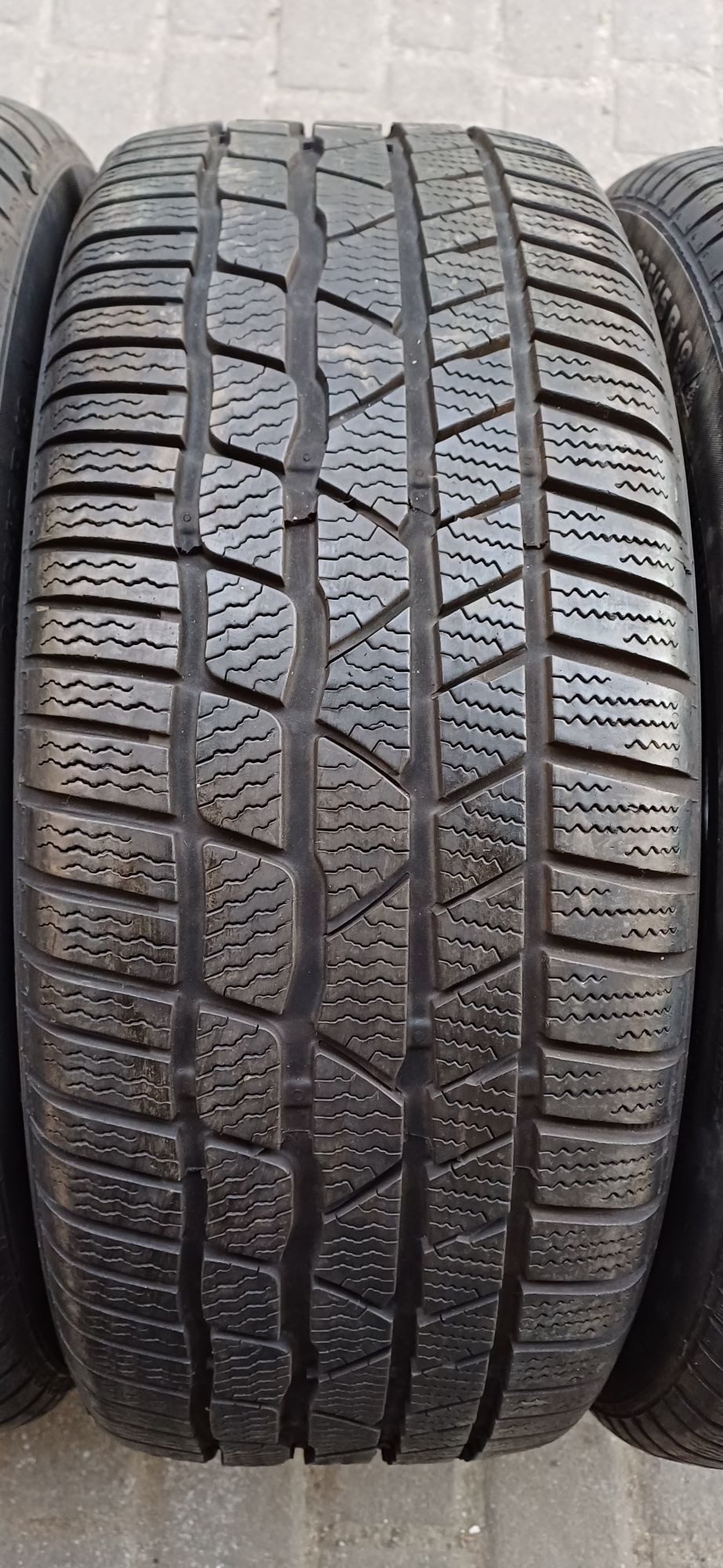 235/45R19 99V CONTINENTAL , komplet opon zimowych.