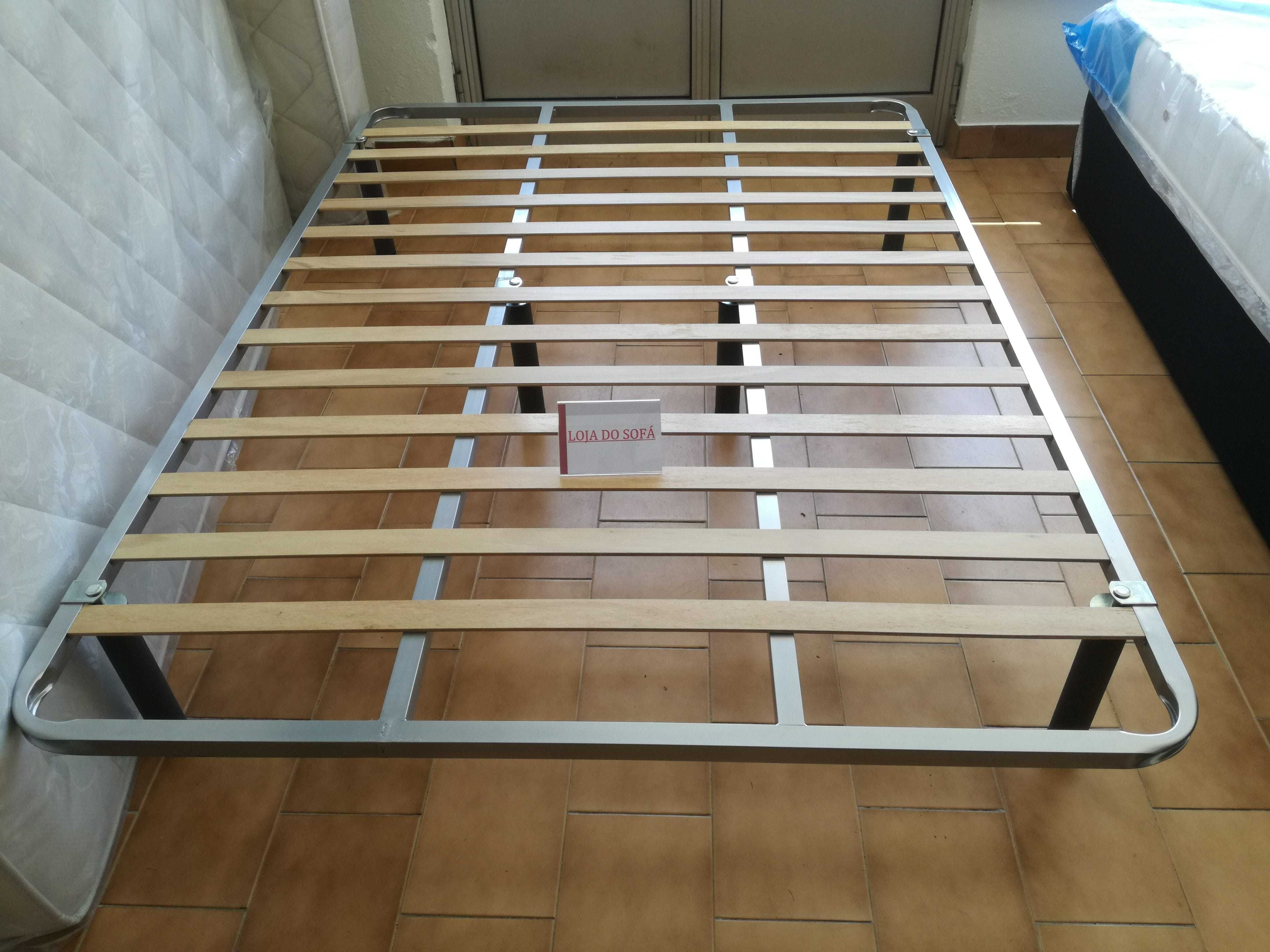 Estrado metálico, Novo de fábrica
