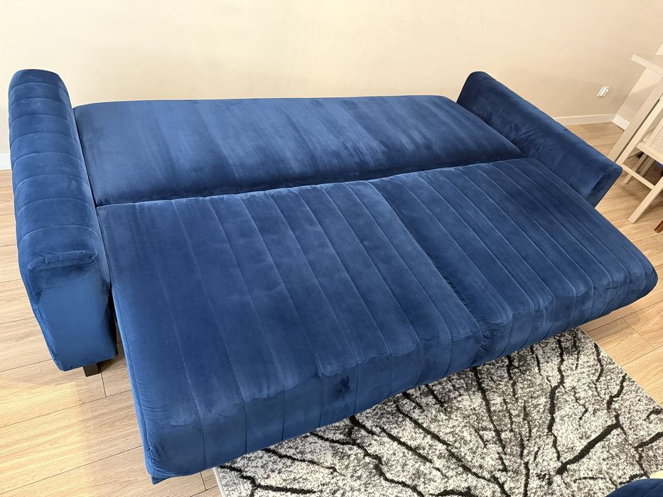 Elegancka welurowa kanapa w kolorze granatowym.