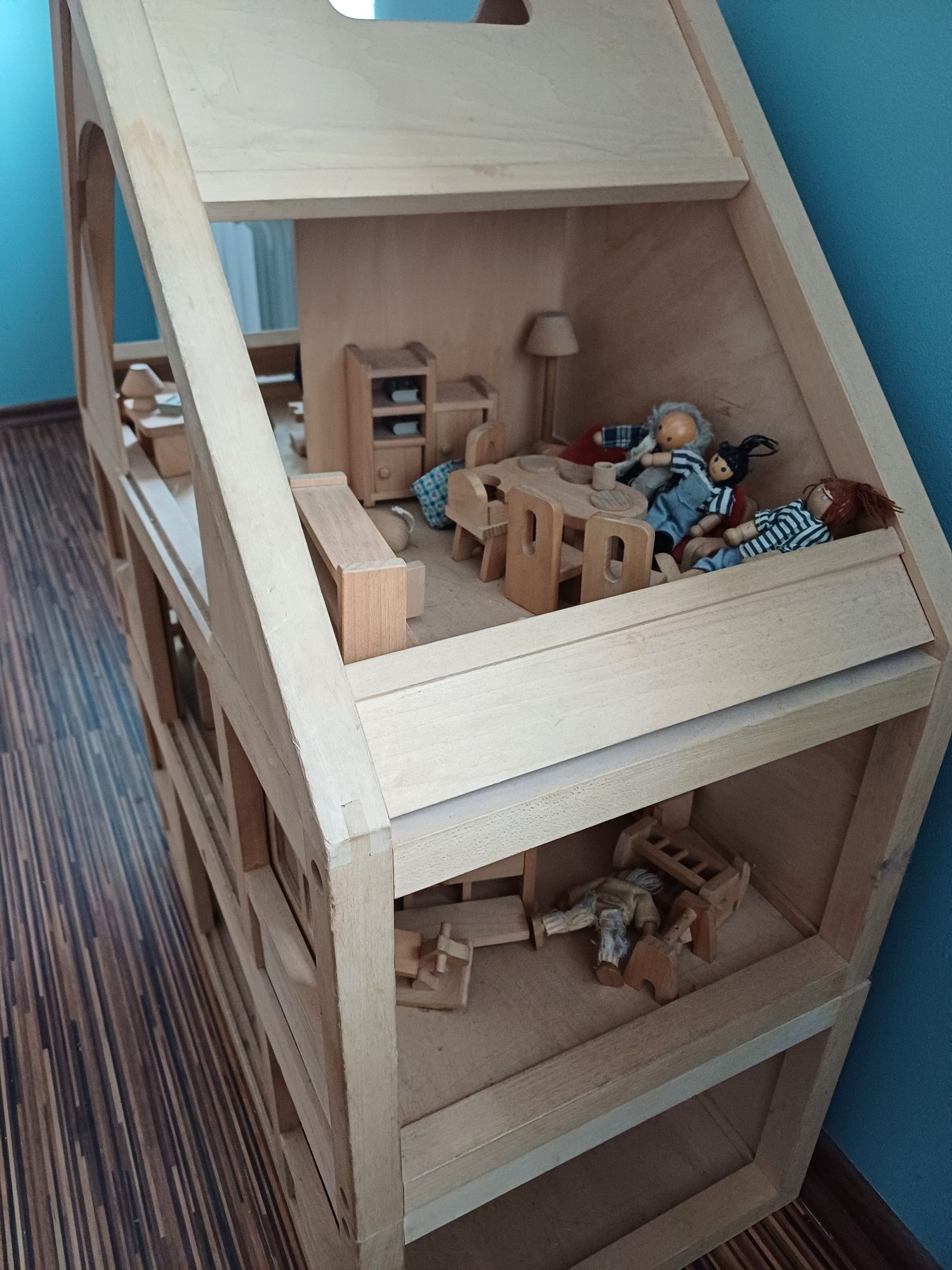 Drewniany domek dla lalek z wyposazeniem
