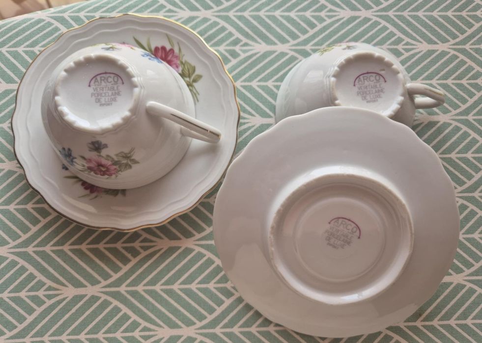 Três chávenas  porcelana