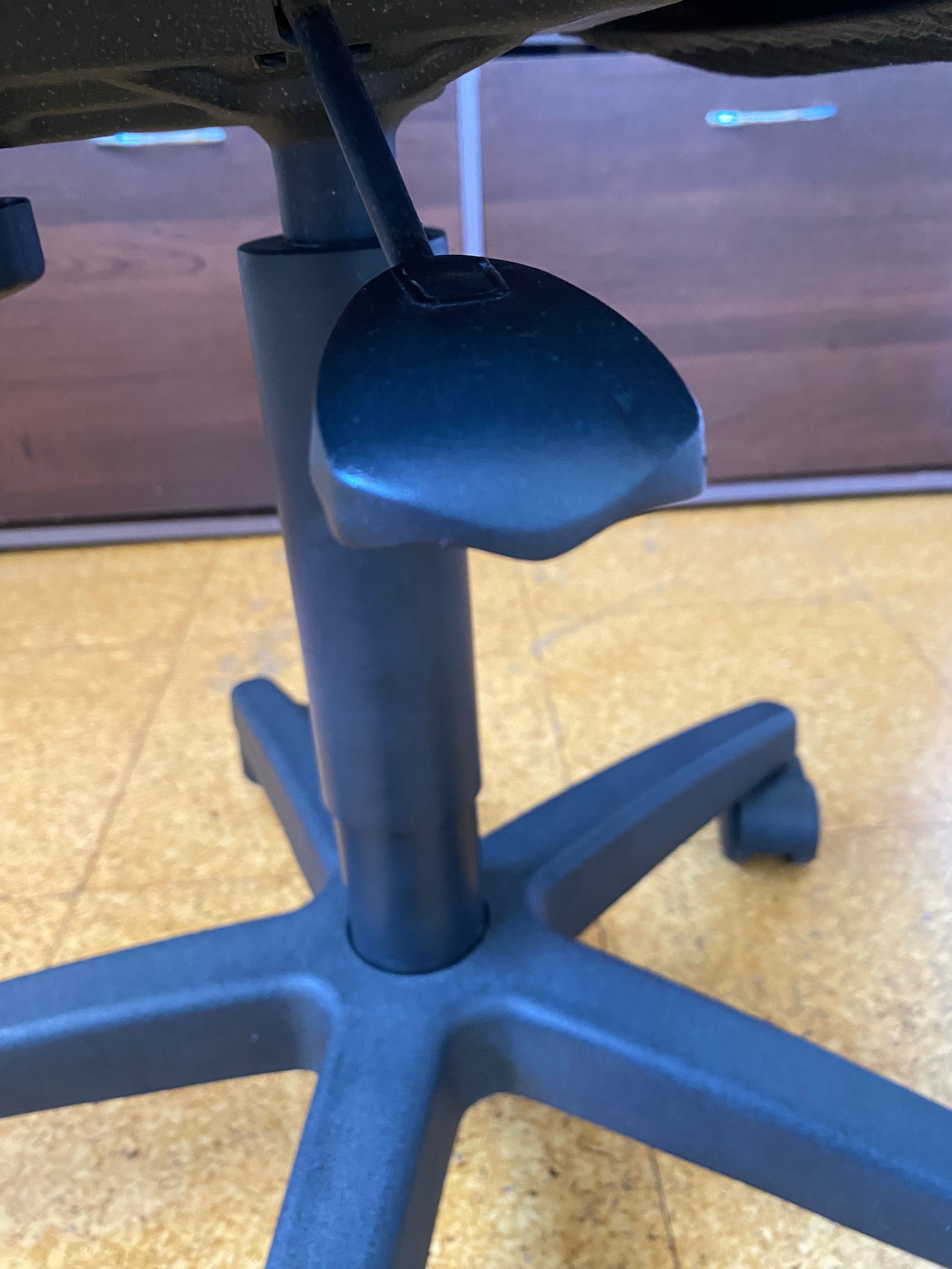 Cadeira preta de escritório Ikea