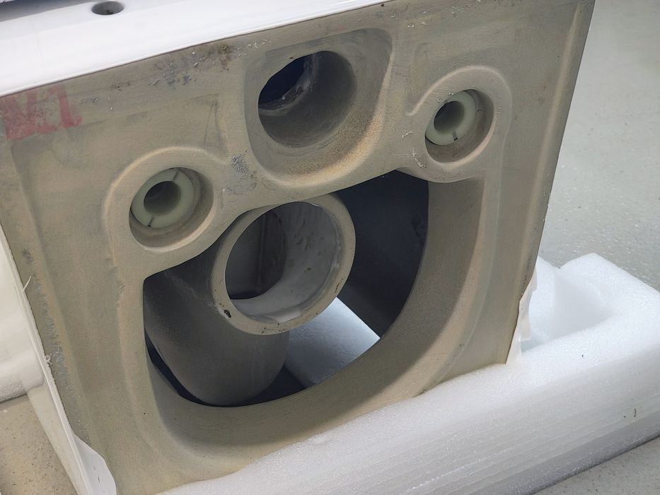 Miska WC wisząca z deską wolnoopadającą. Mocowania, kompletna.