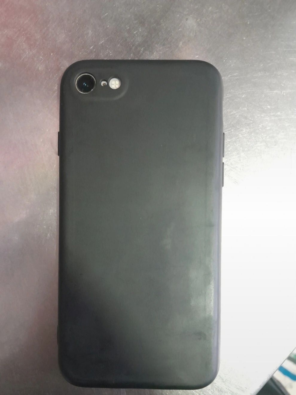 iPhone SE (2) com capa e película