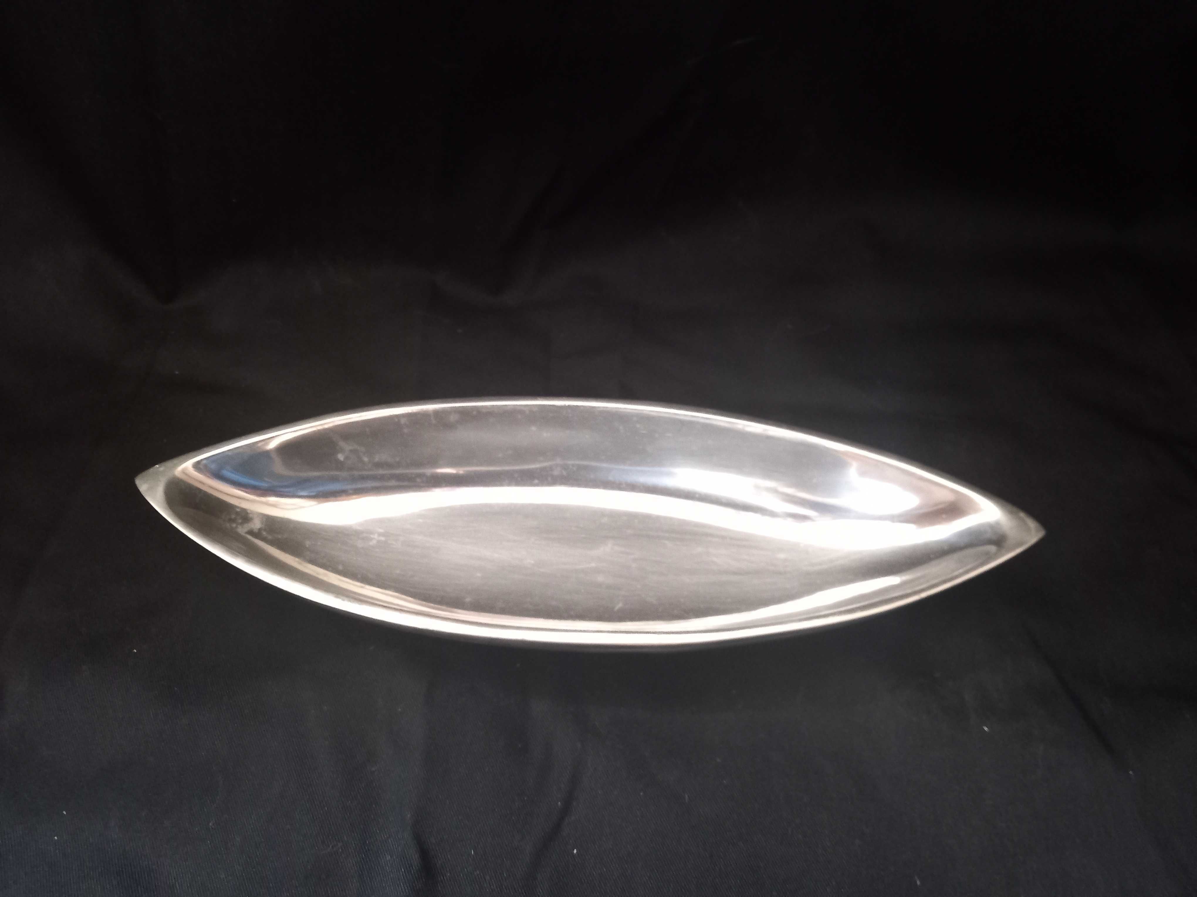 Travessa vintage oval, anos 60 feita de liga de metal, design elegante